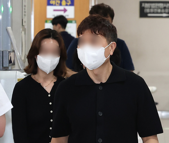 개그맨 박수홍의 출연료 등 62억 원을 빼돌린 혐의를 받는 친형 박 모씨와 형수 이 모씨가 지난해 5월 17일 서울 서초구 서울고등법원에서 열린 특정경제범죄가중처벌등에관한법률위반(횡령)등 항소심 1차 공판에 출석하고 있다. 뉴스1