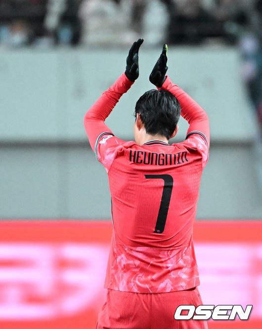 [OSEN=서울월드컵경기장, 이대선 기자] 홍명보호가 어려운 경기 끝에 2025년 마지막 A매치를 승리로 장식했다.홍명보 감독이 이끄는 한국 축구대표팀은 18일 오후 8시 서울월드컵경기장에서 열린11월 A매치 두 번째 친선경기에서'아프리카 강호' 가나를 상대로 1-0 승리했다.내달 2026 국제축구연맹(FIFA) 북중미 월드컵 조 추첨을 앞두고 열리는 마지막 평가전이었다.한국은 가나까지 잡아내면서 사상 최초로월드컵 포트 2를 확정하게 됐다.후반 대한민국 손흥민이 교체되며 관중석을 향해 인사를 하고 있다. 2025.11.18 /sunday@osen.co.kr