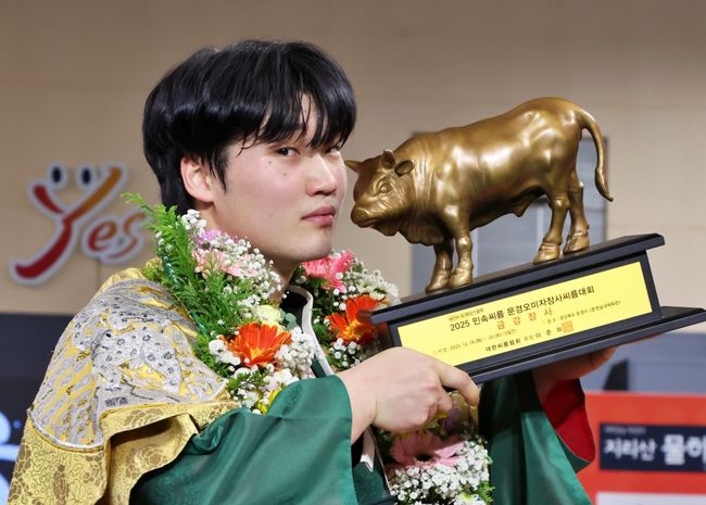 신현준(22·문경시청)이 ‘위더스제약 2025 민속씨름 문경오미자장사씨름대회’에서 생애 처음으로 금강급 정상에 올랐다. / 대한씨름협회