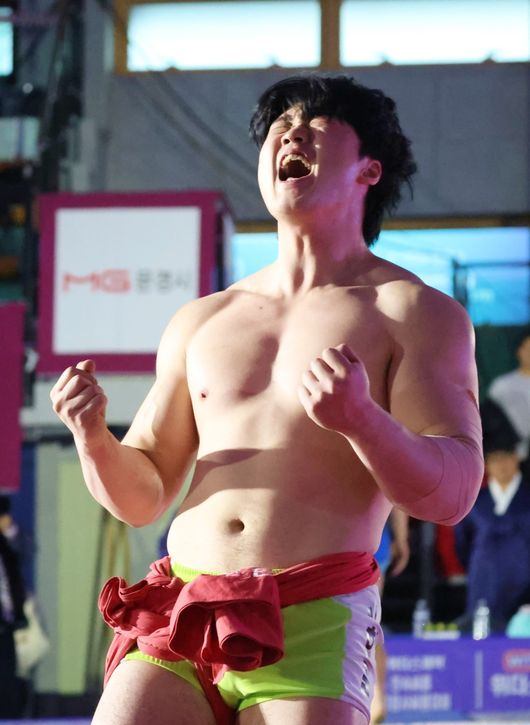 2022년 팀에 입단한 신현준(22·문경시청)이 ‘위더스제약 2025 민속씨름 문경오미자장사씨름대회’에서 생애 처음으로 금강급 정상에 올랐다. / 대한씨름협회