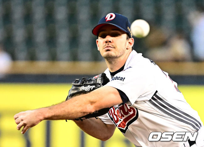 [OSEN=잠실, 지형준 기자] 18일 오후 서울 잠실구장에서 ‘2025 신한 SOL Bank KBO리그’ 두산 베어스와 키움 히어로즈의 경기가 열렸다.두산은 잭로그, 키움은 하영민이 선발로 나섰다.1회 두산 잭로그가 역투하고 있다. 2025.09.18 /jpnews@osen.co.kr