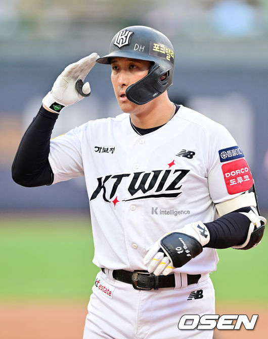 [OSEN=수원, 민경훈 기자] 3일 오후 수원 KT위즈파크에서 ‘2025 신한 SOL Bank KBO리그’ KT 위즈와 키움 히어로즈의 경기가 열렸다.홈팀 KT는 오원석, 원정팀 키움은 하영민을 선발로 내세웠다. 2회말 1사 주자 1,2루 KT 황재균이 중견수 왼쪽 1타점 적시타를 때린 후 1루에서 세리머니를 하고 있다. 2025.05.03 / rumi@osen.co.kr