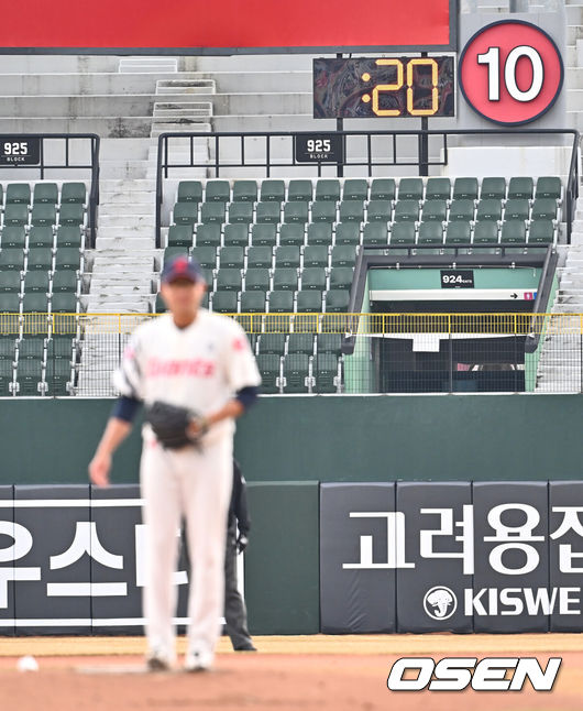 [OSEN=부산, 이석우 기자] 8일 부산 사직야구장에서 2025 신한 SOL 뱅크 KBO 리그 롯데 자이언츠와 KIA 타이거즈의 시범경기가 열렸다. 홈팀 롯데는 박세웅이 선발로 출전하고, 방문팀 KIA는 올러가 선발로 출전했다.올해부터 도입된 피치클락이 운영되고 있다. 2025.03.08 / foto0307@osen.co.kr