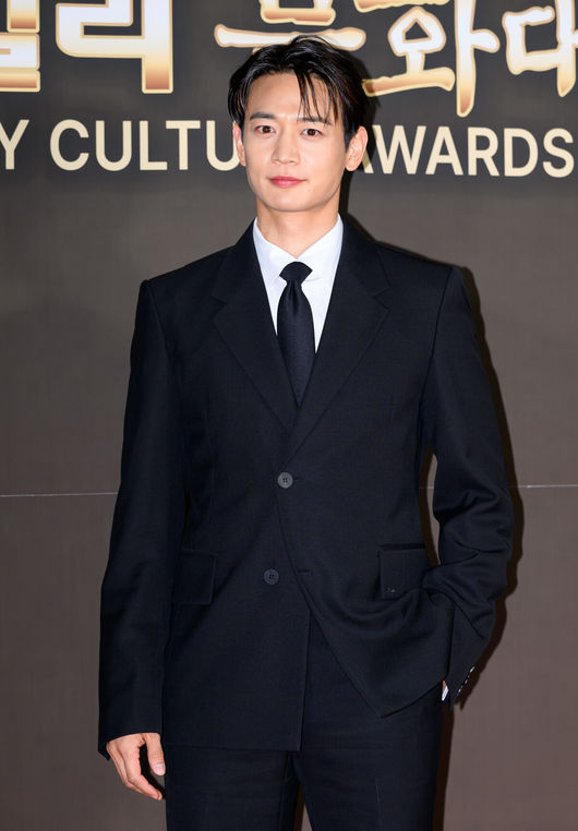 [OSEN=이대선 기자] 2일 오후 서울 종로구 세종문화회관 대극장에서 제12회 이데일리 문화대상 레드카펫 행사가 열렸다.<br /><br />‘이데일리 문화대상’은 공연예술 전 분야를 대상으로 하는 시상식이다.<br /><br />그룹 샤이니 민호가 포토타임을 가지고 있다. 2025.12.02 /sunday@osen.co.kr