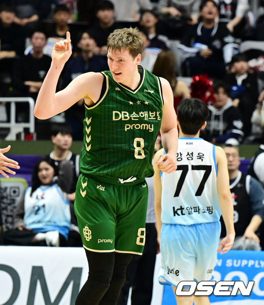 [OSEN=수원, 지형준 기자] 19일 오후 수원 KT 소닉붐 아레나에서 2025-2026 LG전자 프로농구 수원 KT와 원주 DB의 경기가 열렸다.KT는 11승 11패(6위), DB는 12승 9패(4위)를 기록중이다.4쿼터 DB 엘런슨이 역전에 성공하며 기뻐하고 있다. 2025.12.19 /jpnews@osen.co.kr