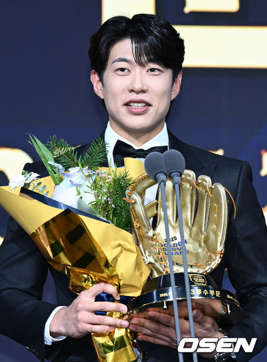 [OSEN=조은정 기자] 9일 오후 서울 송파구 잠실동 롯데호텔 월드에서 2025 신한은행 SOL 뱅크 KBO 골든글러브 시상식이 열렸다.KBO 골든글러브 시상식은 포지션별 최고의 선수를 가리는 자리로 올 시즌의 대미를 장식하는 자리다.3루수 부문 수상한 키움 송성문이 소감을 전하고 있다. 2025.12.09 /cej@osen.co.kr