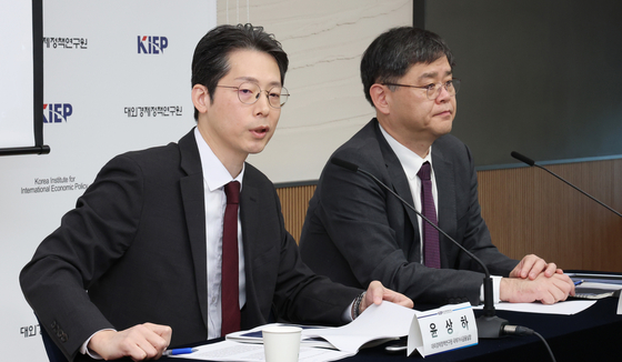 윤상하 대외경제정책연구원 국제거시금융실장(왼쪽)이 지난달 11일 정부세종청사에서 2026년 세계경제전망을 발표하고 있다. 이날 대외경제정책연구원은 2026년도 세계경제 흐름을 '완충된 둔화, 비대칭의 시대'로 규정하고 세계경제성장률을 약 3.0%로 전망했다. 뉴스1