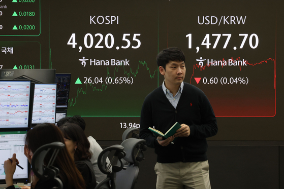 코스피가 기관의 매수세에 힘입어 상승 마감한 19일 서울 중구 하나은행 딜링룸 현황판에 전일 대비 0.65%상승한 4,020.55를 나타내고 있다. 원화값은 전날보다 달러당 2원 오른(환율 하락) 1476.3원을 기록했다.뉴스1