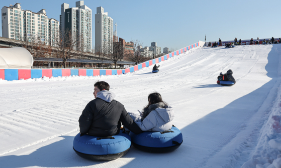 지난해 12월 24일 서울 광진구 뚝섬한강공원 눈썰매장을 찾은 시민들이 눈썰매를 타고 있다. 올해는 개장(19일)을 연기했다. 뉴스1