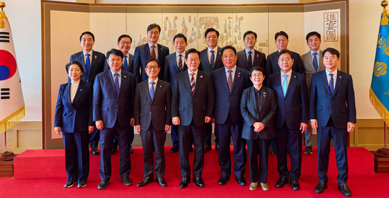 이재명 대통령이 18일 서울 용산 대통령실에서 더불어민주당 대전, 충남 국회의원들과 오찬 간담회를 가지며 기념촬영을 하고 있다. 2025.12.18.