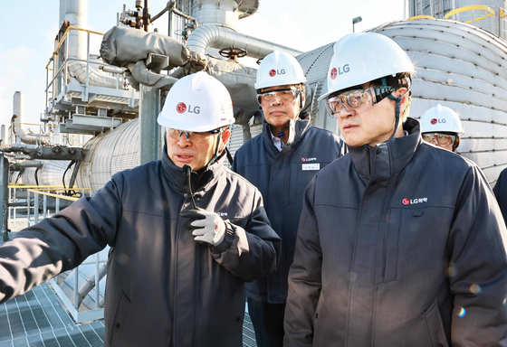 김정관 산업통상부 장관이 지난달 26일 오전 전남 여수시 여수산업단지에 소재한 LG화학 산업현장을 방문해 신학철 LG화학 부회장과 함께 현장 관계자의 이야기를 듣고 있다. 뉴스1