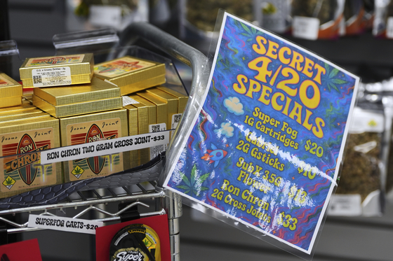 시애틀의 '오락 목적' 마리화나 판매점 '스타 버즈'에 특별 할인 판매를 알리는 광고판이 붙어 있다. AP=연합뉴스