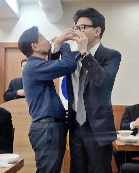 지난 17일 저녁 국민의힘 수도권 전·현직 당협위원장 모임인 ‘이오회’에 참석한 김문수 전 고용노동부 장관과 한동훈 전 대표(왼쪽부터)가 러브샷을 하고 있다. [사진 유튜브 캡처]