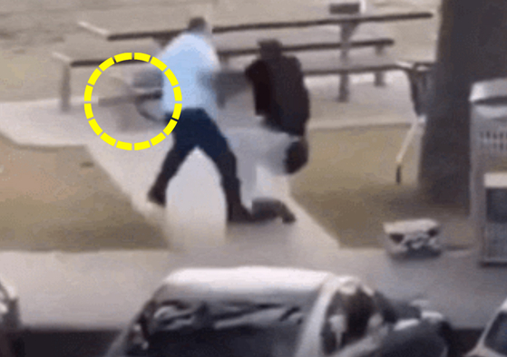 총격범 제압하는 아흐메드 알 아흐메드. 사진 유튜브 캡처