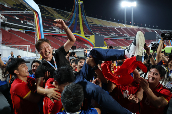 동남아시안게임 정상에 오른 김상식 감독을 헹가래 치는 베트남 선수들. 로이터=연합뉴스