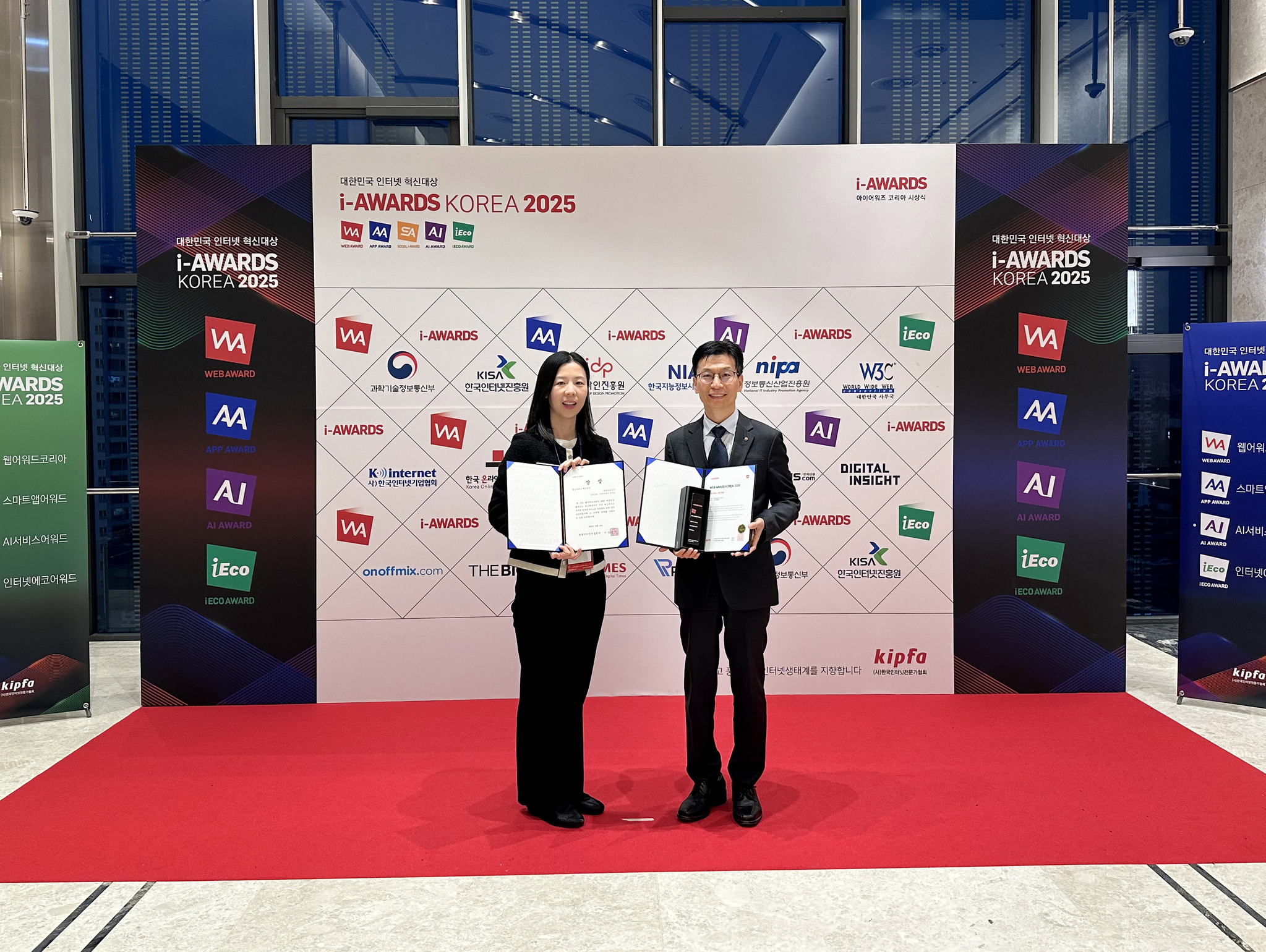 한국석유공사 심재수 스마트데이터센터장(오른쪽)과 스마트데이터센터 고은별 대리가 18일 열린 제22회 대한민국 웹서비스 혁신대상에서 정보서비스부문 혁신대상을 수상하고 기념 촬영을 하고 있다