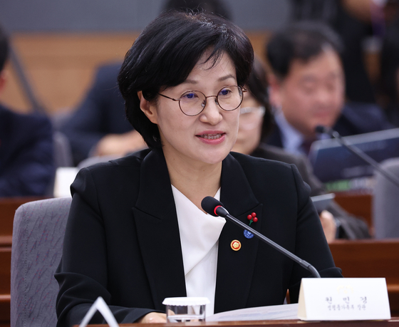 원민경 성평등가족부 장관이 19일 정부서울청사 별관에서 이재명 대통령에게 업무보고를 하고 있다. 연합뉴스