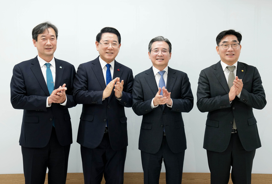 김영록 전라남도지사 17일 광주에서 대통령실 김용범 정책실장 주재로 열린 ‘전남 통합대학교 국립의과대학 신설 추진 간담회’에서 송하철 국립목포대학교 총장, 이병운 국립순천대학교 총장 등 참석자들과 기념촬영을 하고 있다. [사진 전라남도]