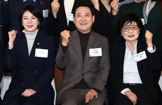 장동혁 국민의힘 대표가 18일 오전 서울 용산구 공군호텔에서 열린 한국여성단체협의회 제66주년 창립기념식에서 허명(오른쪽) 협회장, 배현진(왼쪽) 국민의힘 의원 등 참석자들과 기념촬영을 하고 있다. 뉴스1