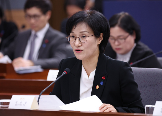 원민경 성평등가족부 장관이 19일 정부서울청사 별관에서 이재명 대통령에게 업무보고를 하고 있다. 연합뉴스