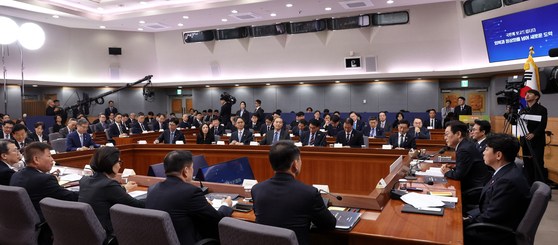 이재명 대통령이 19일 정부서울청사 별관에서 열린 외교부(재외동포청)·통일부 업무보고에서 발언을 하고 있다. 대통령실사진기자단.