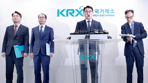 이승우 주가조작 근절 합동대응단장이 서울 영등포구 한국거래소 서울사무소에서 '불공정거래 행위 관련 사건 1호' 브리핑을 하는 모습. 연합뉴스