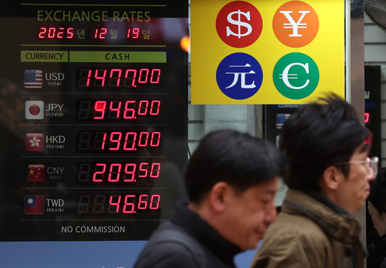 한국은행이 고공행진 중인 환율을 진정시키기 위해 한시적으로 외화지급준비금에 이자를 지급하고 외환건전성 부담금을 면제하는 방안을 실시하기로 19일 결정했다. 외환건전성 부담금은 외국환거래법상 금융기관이 일정 규모 이상의 외화부채를 보유할 때 부담금을 내도록 한 제도다. 이를 면제해 금융기관의 외화 차입 비용을 줄여 국내 외환 공급 유인을 늘리겠다는 것이다. 사진은 이날 서울 명동의 환전소. 뉴스1