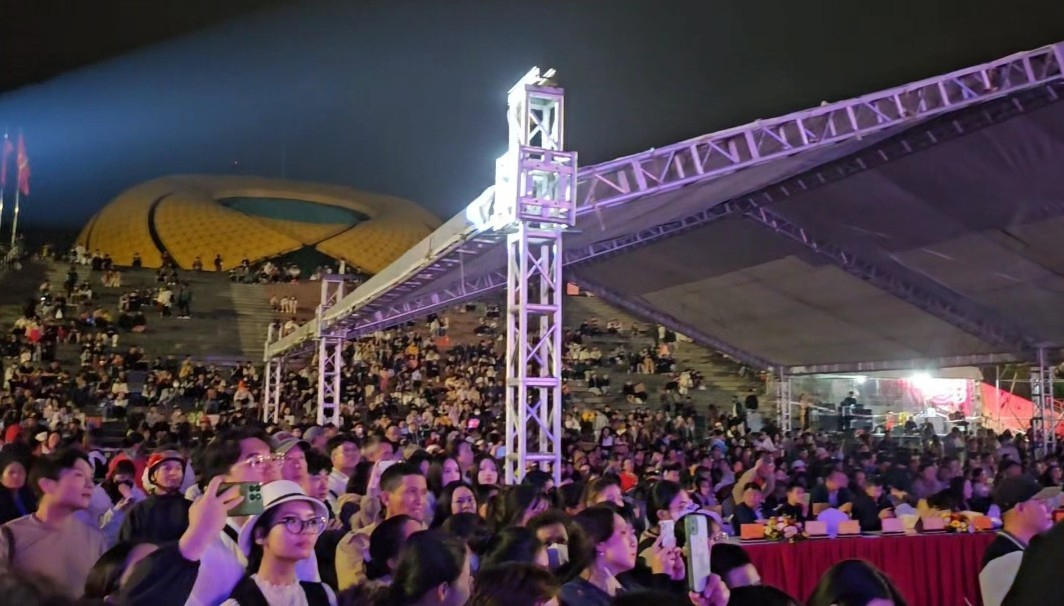 〈사진7. 베트남 관객 3천여 명이 청미르발레단의 공연을 관람하고 있다〉