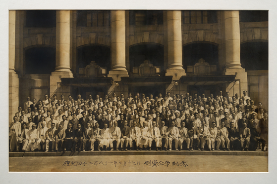 1948년 7월 17일 제헌국회의원 198명(이후 재보선을 거쳐 총 209명)이 제헌국회에서 제헌헌법을 공포한 이후 함께 모여 사진을 찍었다. 해당 사진은 과거 사진을 정밀 재촬영한 후 고해상도로 복원한 버전이다. [사진 대한민국 제헌국회의원유족회]                