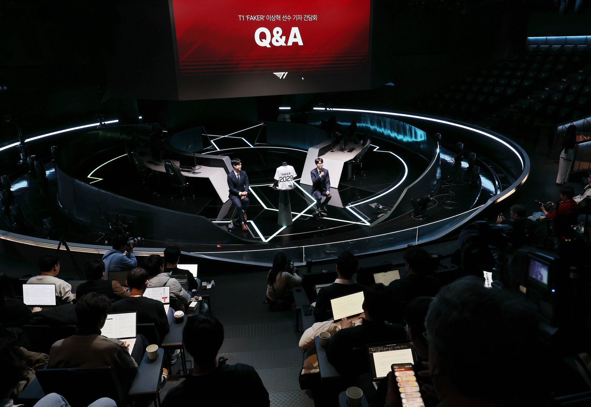 페이커가 기자간담회에서 질문에 답하고 있다. 연합뉴스