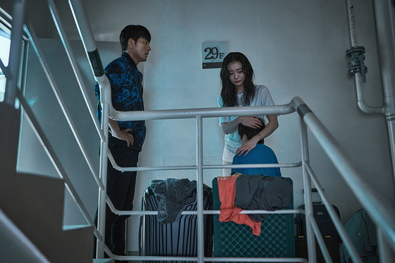 영화 '대홍수'는 거대 재난으로 물에 잠기는 아파트에서 살아남기 위해 사투를 벌이는 안나(김다미)와 아들 자인(권은성)의 이야기다. 사진 넷플릭스