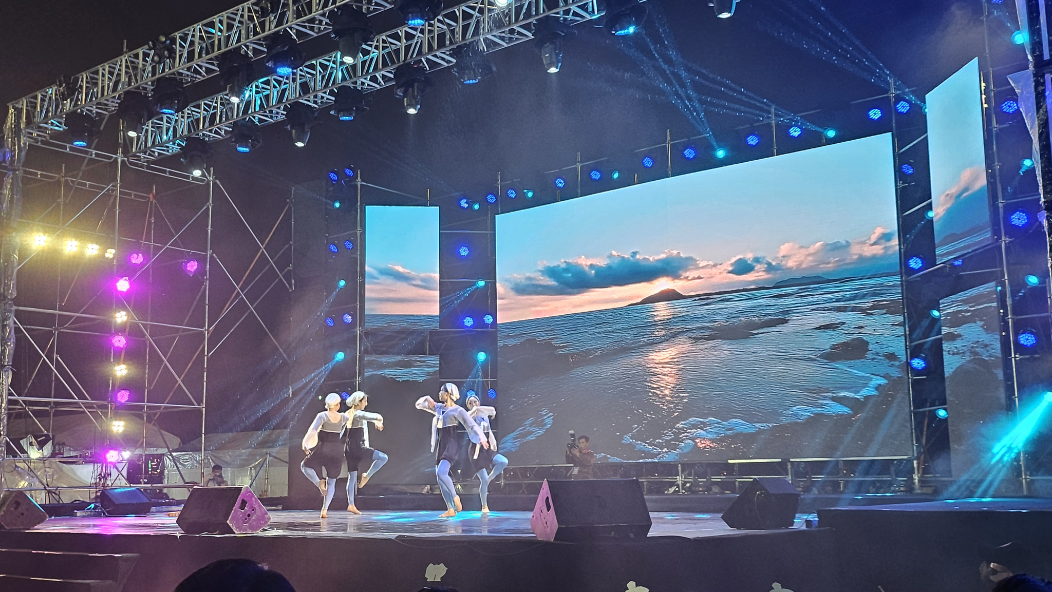 〈사진6. 제이투모로우원의 3D 미디어아트 영상을 배경으로 환상적인 무대를 선보이는 청미르발레단〉