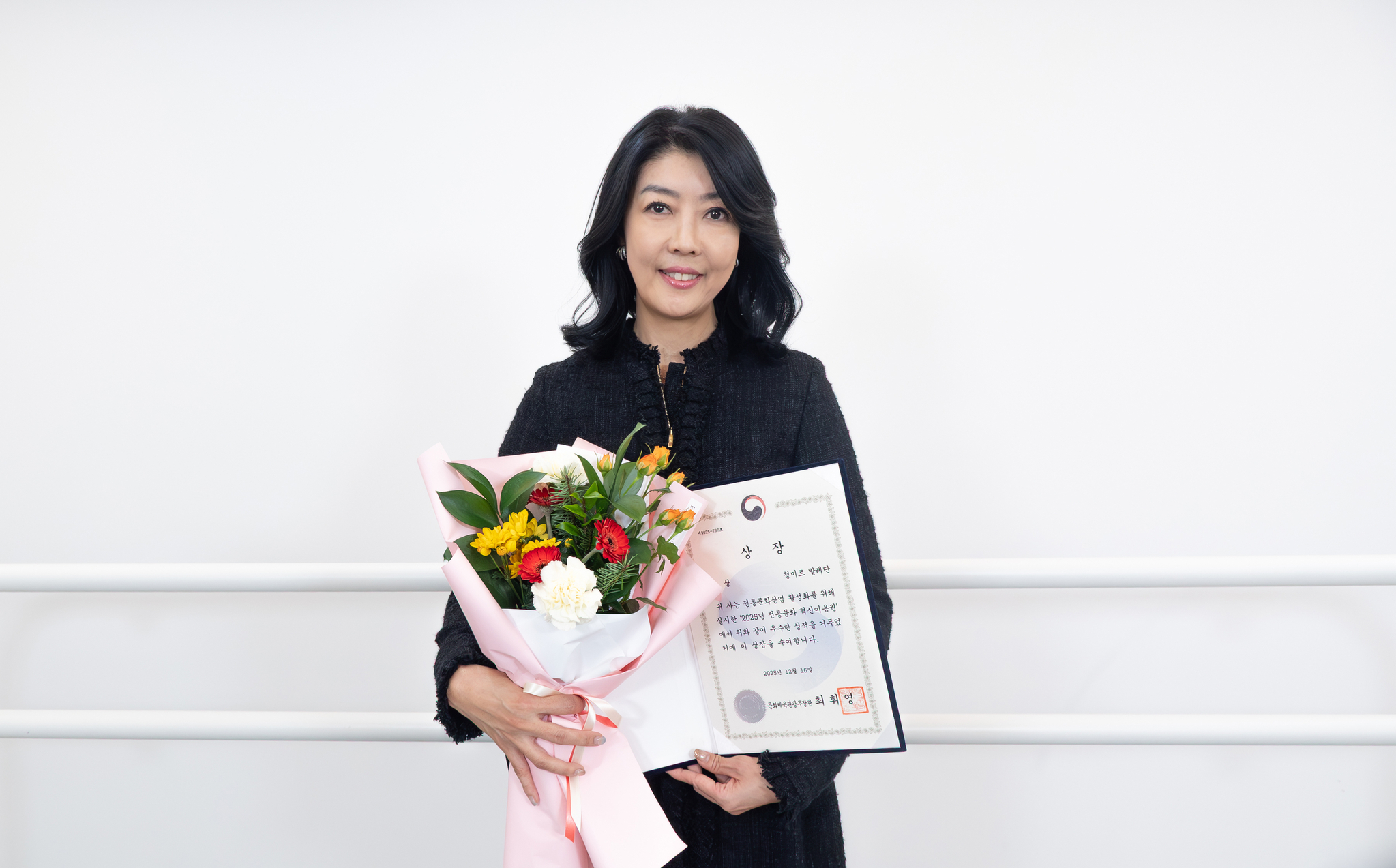 〈사진1. 문화체육관광부 장관상을 수상한 청미르발레단 임정미 단장이 기념 촬영을 하고 있다〉