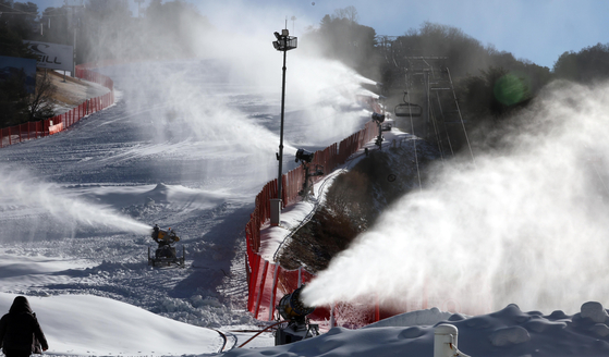 지난 4일 강원 홍천의 한 스키장이 슬로프에 제설작업을 하며 본격적인 겨울시즌 운영에 나섰다. 연합뉴스