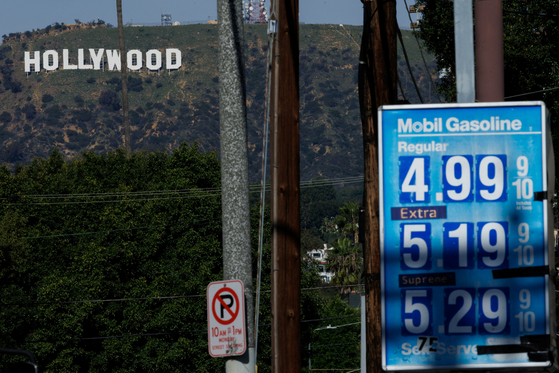 지난 2일, 미국 캘리포니아주 로스앤젤레스 할리우드 지역에서 할리우드 간판과 함께 휘발유 가격이 표시되어 있다. 트럼프 대통령은 18일 대국민연설에서 휘발유 가격이 2달러 초반으로 하락했다고 주장했다. 로이터=연합뉴스
