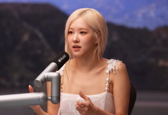 애플뮤직 '더 제인 로우 쇼' 출연한 블랙핑크 로제. 사진 애플뮤직 유튜브 캡처