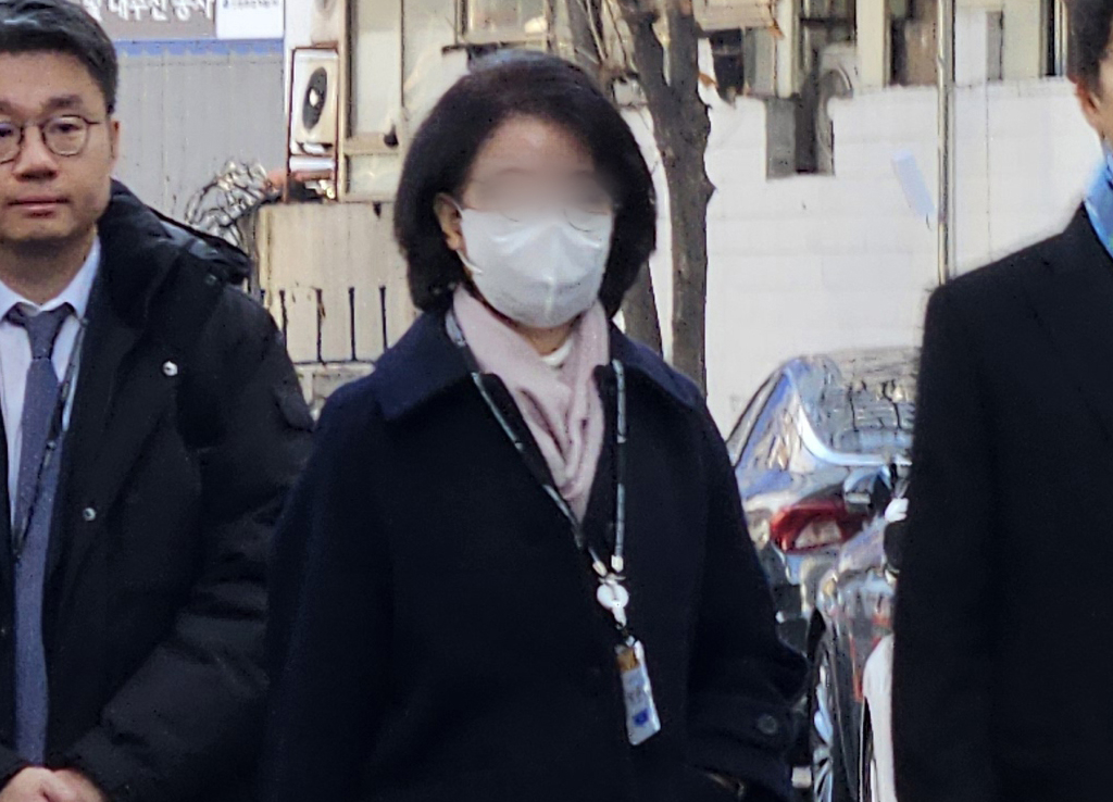 한학자 통일교 총재 전 비서실장 정원주씨가 18일 오전 서울 서대문구 경찰청 국가수사본부로 조사를 받기 위해 출석하고 있다. 뉴스1