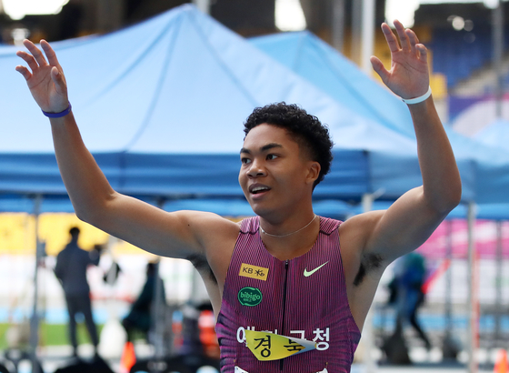 (부산=뉴스1) 윤일지 기자 = 나마디 조엘진(예천군청)이 20일 오후 부산 연제구 부산아시아드주경기장에서 열린 제106회 전국체육대회 육상 남자 일반부 200m 결승에서 1위로 결승선을 통과한 후 기뻐하고 있다. 2025.10.20/뉴스1