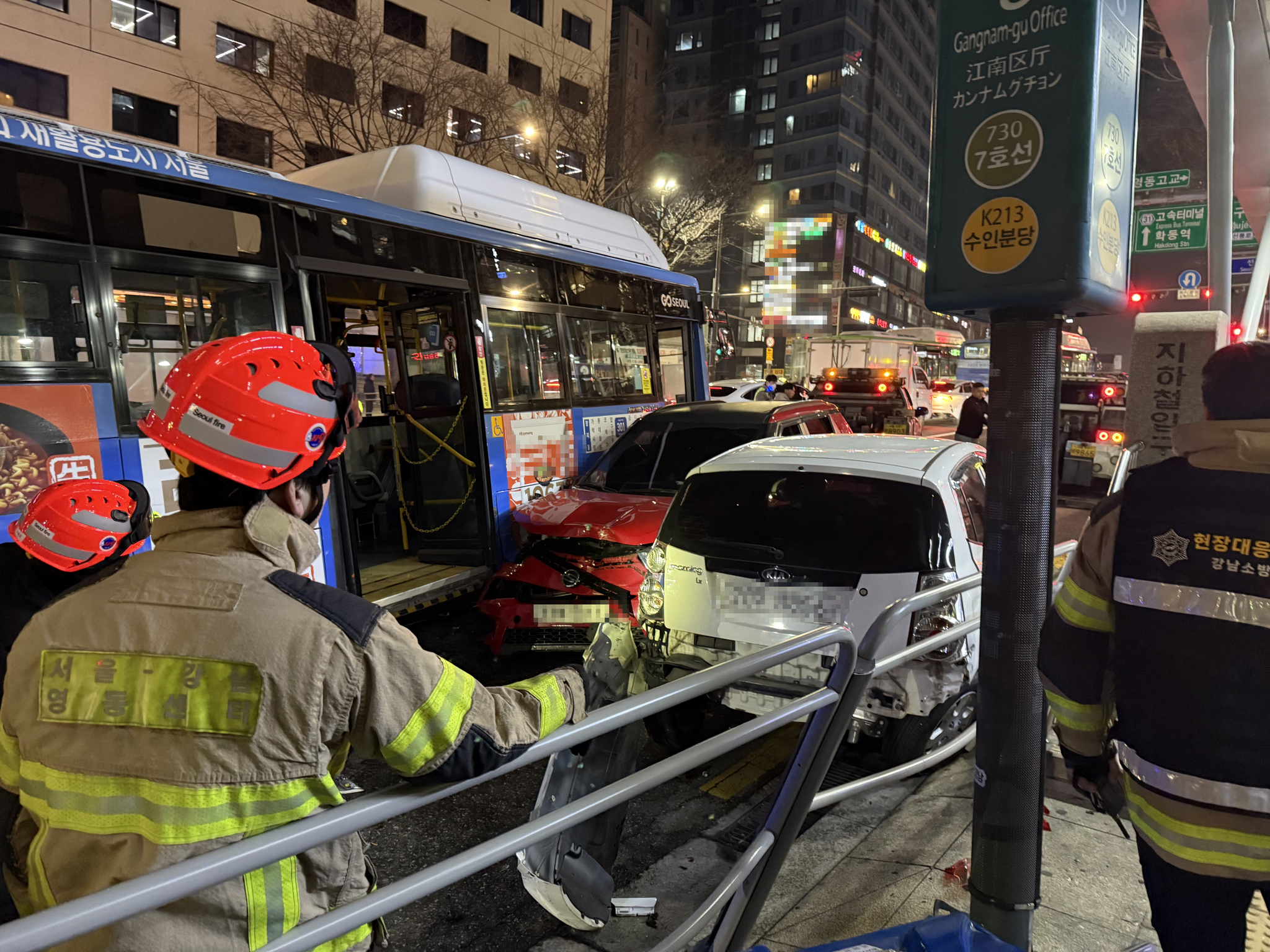 19일 오후 서울 강남구 강남구청역 인근에서 시내버스가 승용차 10대를 들이받는 사고가 발생했다. 배재성 기자