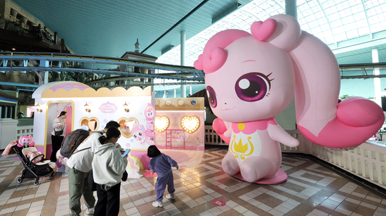 롯데월드 어드벤처 2층 바르셀로나 광장에 설치된 ‘티니핑’ 포토존. 강정현 기자