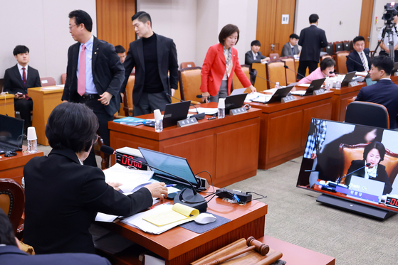 18일 국회 법제사법위원회 전체회의에서 곽규택·김재섭·나경원 의원 등 국민의힘 법사위원들이 방송미디어통신위원회 설치법·방송법·정보통신망법 개정안 의결을 앞두고 퇴장하고 있다. 연합뉴스