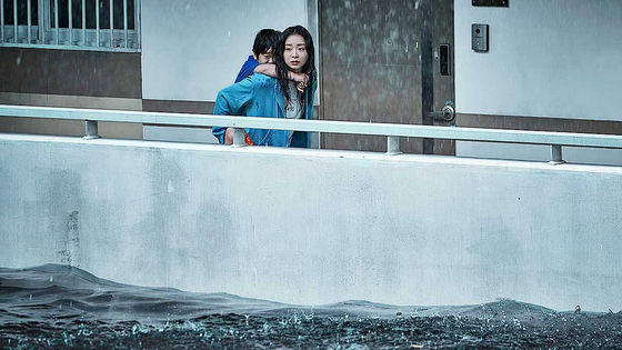 영화 '대홍수'는 거대 재난으로 물에 잠기는 아파트에서 살아남기 위해 사투를 벌이는 안나(김다미)와 아들 자인(권은성)의 이야기다. 사진 넷플릭스