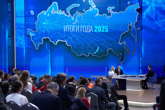 블라디미르 푸틴 러시아 대통령이 19일(현지시간) 모스크바에서 연말 기자회견을 하고 있다. AP=연합뉴스