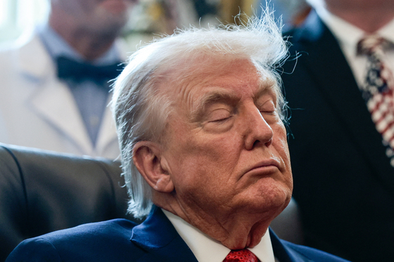 도널드 트럼프 미국 대통령이 18일(현지시간) 워싱턴 백악관 집무실에서 마리화나에 대한 연방 규제 완화를 권고하는 행정명령에 서명한 뒤 진행된 참석자들의 발언 도중 졸고 있는 듯한 모습을 노출시켰다. 로이터=연합뉴스