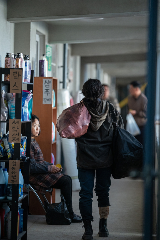 영화 '콘크리트 마켓'은 대지진 이후 유일하게 무너지지 않은 황궁 아파트에서 벌어지는 물물교환과 권력 관계를 다뤘다. 사진 롯데엔터테인먼트