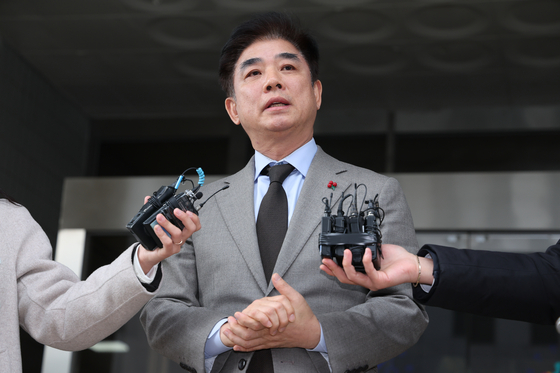 김병욱 대통령실 정무비서관이 19일 오후 서울 양천구 남부지방법원에서 국회 패스트트랙(신속처리안건) 충돌 사건 관련, 폭력 행위 등 처벌에 관한 법률 위반(공동폭행) 혐의 1심 선고 공판이 끝난 뒤 취재진의 질문에 답하고 있다. 뉴스1