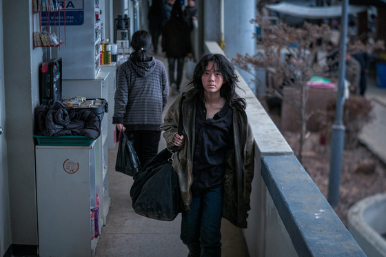 영화 '콘크리트 마켓'은 대지진 이후 유일하게 무너지지 않은 황궁 아파트에서 벌어지는 물물교환과 권력 관계를 다뤘다. 사진 롯데엔터테인먼트 