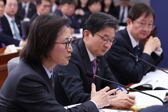 주병기 공정거래위원장이 19일 정부서울청사 별관에서 열린 금융위원회·공정거래위원회 업무보고에서 이재명 대통령의 질문에 답하고 있다.   왼쪽부터 주병기 공정거래위원장, 이억원 금융위원장, 이찬진 금감원장. 연합뉴스