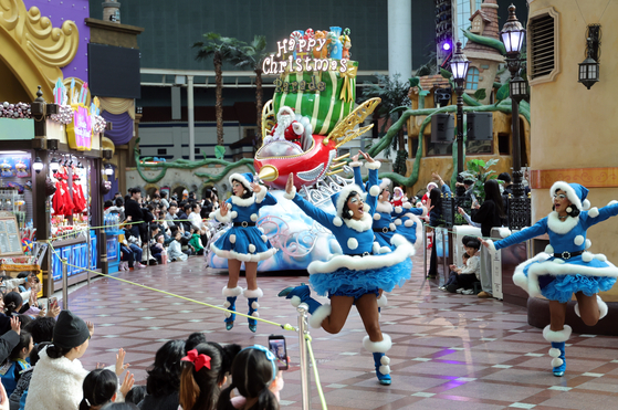 이달 31일까지 진행되는 크리스마스 퍼레이드. 캐럴 음악에 맞춰 산타와 요정들이 신나는 행진을 선보인다. 강정현 기자