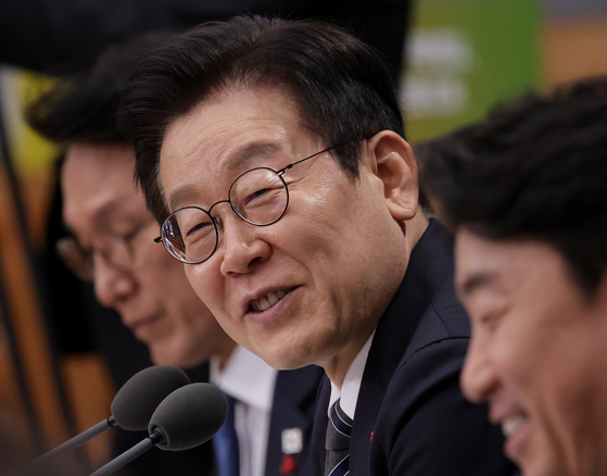 강훈식 비서실장이 19일 정부서울청사 별관에서 열린 금융위원회·공정거래위원회 업무보고에서 이재명 대통령을 바라보고 있다. 사진 대통령실